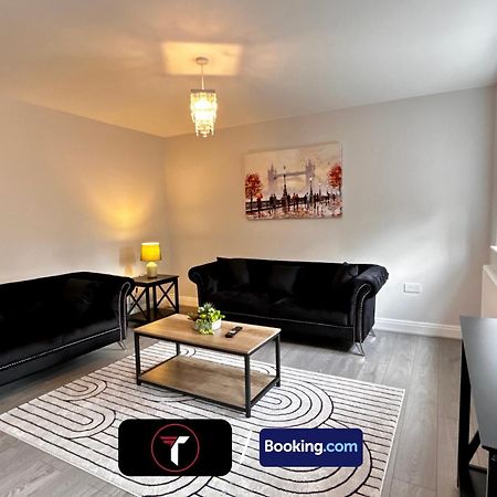 Spacious 4 Bedroom By Tara Stays Short Lets & Serviced Accommodation Aldershot With Free Wifi & Garden Buitenkant foto