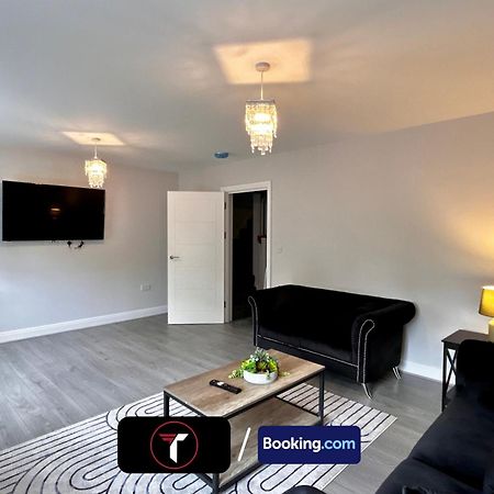 Spacious 4 Bedroom By Tara Stays Short Lets & Serviced Accommodation Aldershot With Free Wifi & Garden Buitenkant foto
