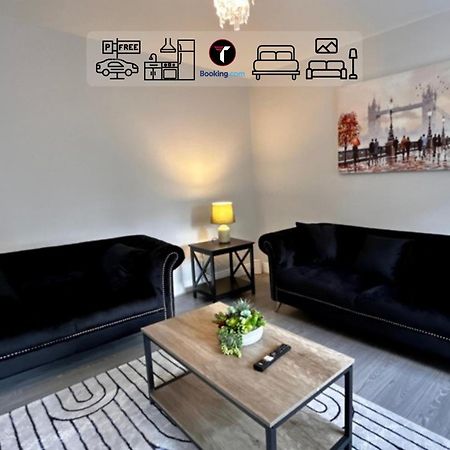 Spacious 4 Bedroom By Tara Stays Short Lets & Serviced Accommodation Aldershot With Free Wifi & Garden Buitenkant foto
