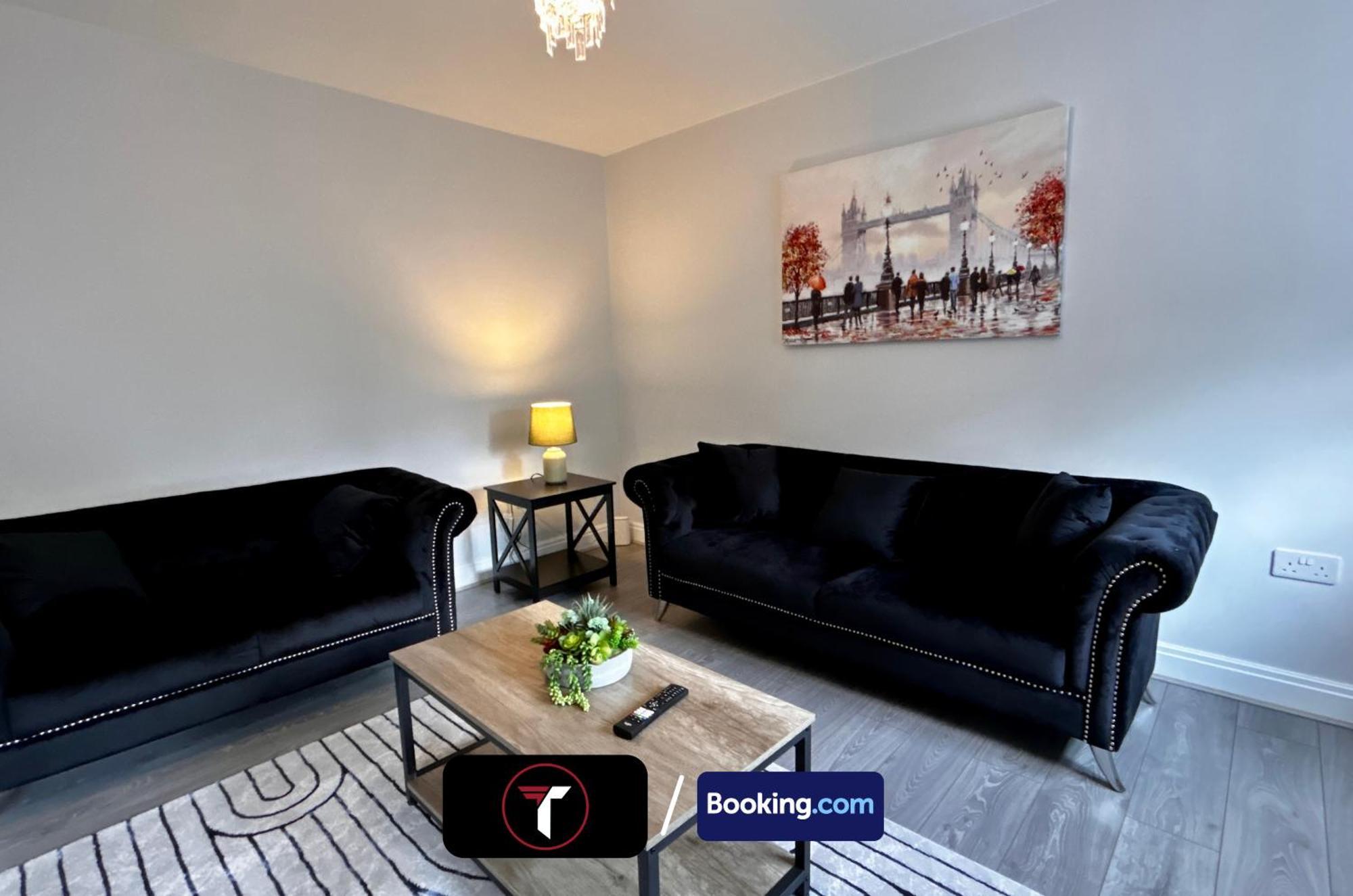 Spacious 4 Bedroom By Tara Stays Short Lets & Serviced Accommodation Aldershot With Free Wifi & Garden Buitenkant foto