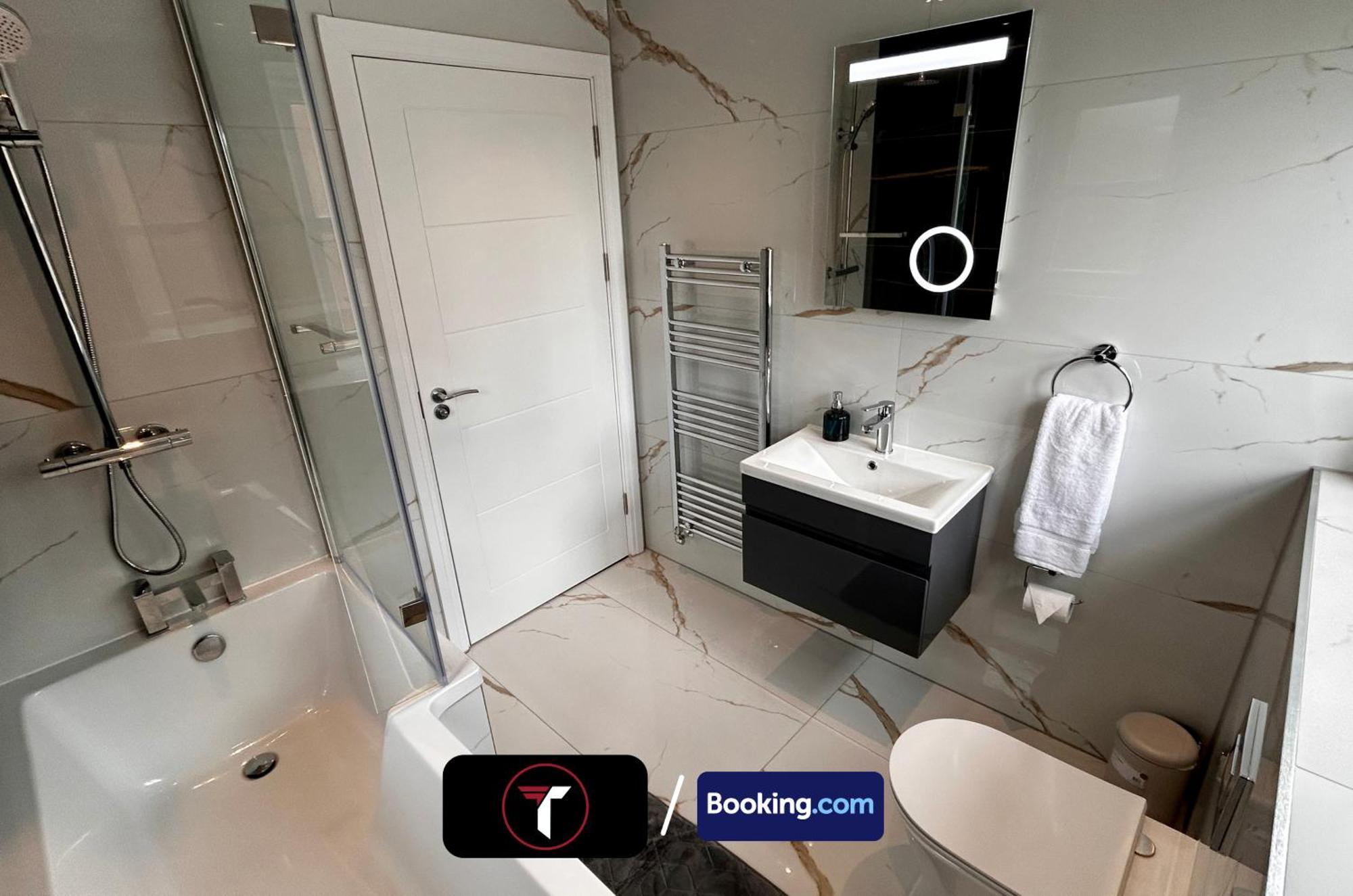 Spacious 4 Bedroom By Tara Stays Short Lets & Serviced Accommodation Aldershot With Free Wifi & Garden Buitenkant foto