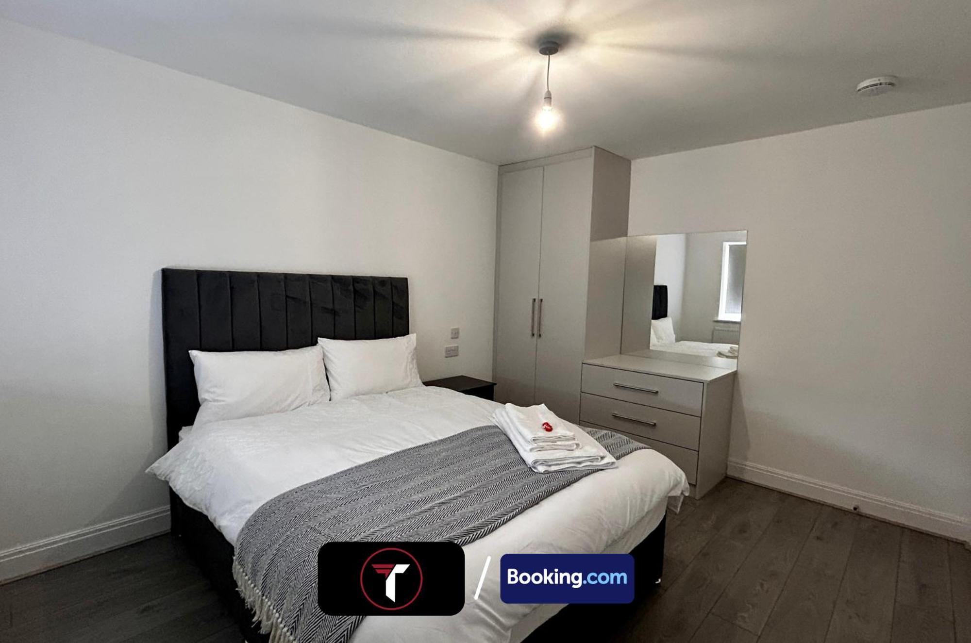 Spacious 4 Bedroom By Tara Stays Short Lets & Serviced Accommodation Aldershot With Free Wifi & Garden Buitenkant foto