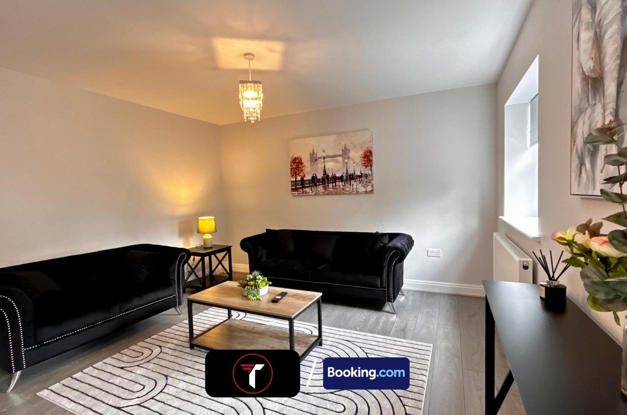 Spacious 4 Bedroom By Tara Stays Short Lets & Serviced Accommodation Aldershot With Free Wifi & Garden Buitenkant foto