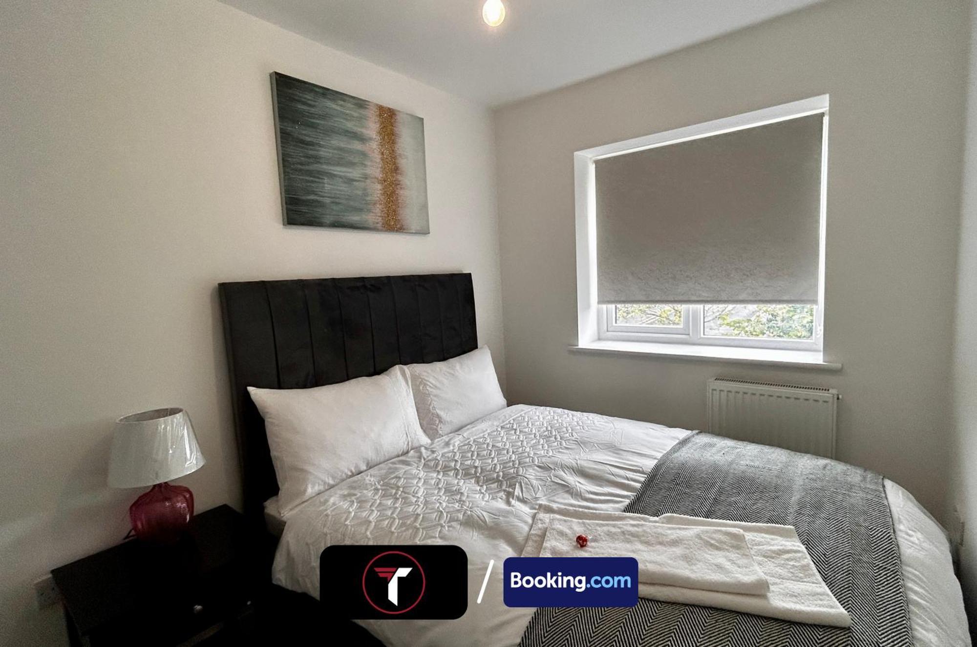 Spacious 4 Bedroom By Tara Stays Short Lets & Serviced Accommodation Aldershot With Free Wifi & Garden Buitenkant foto