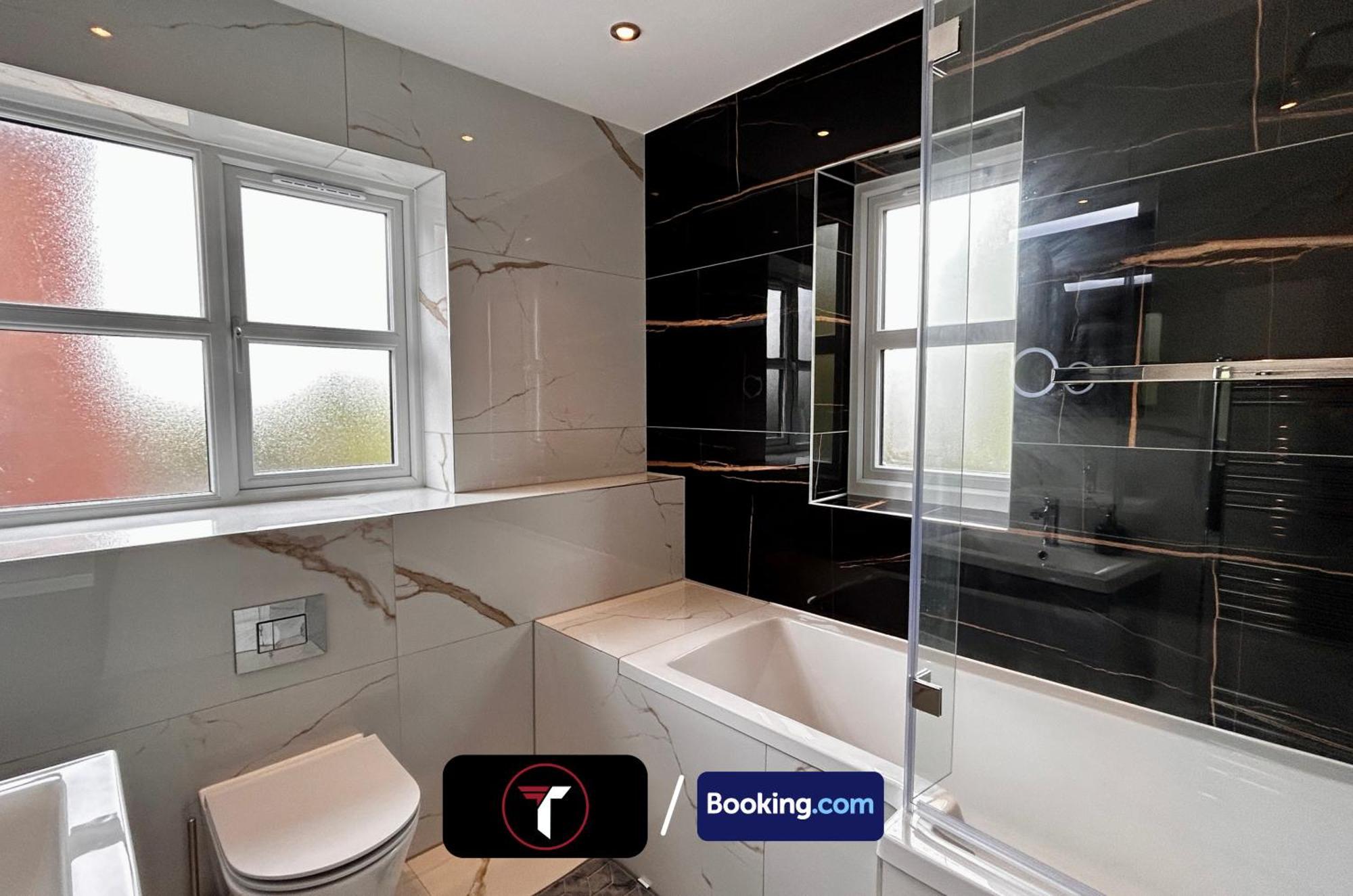 Spacious 4 Bedroom By Tara Stays Short Lets & Serviced Accommodation Aldershot With Free Wifi & Garden Buitenkant foto