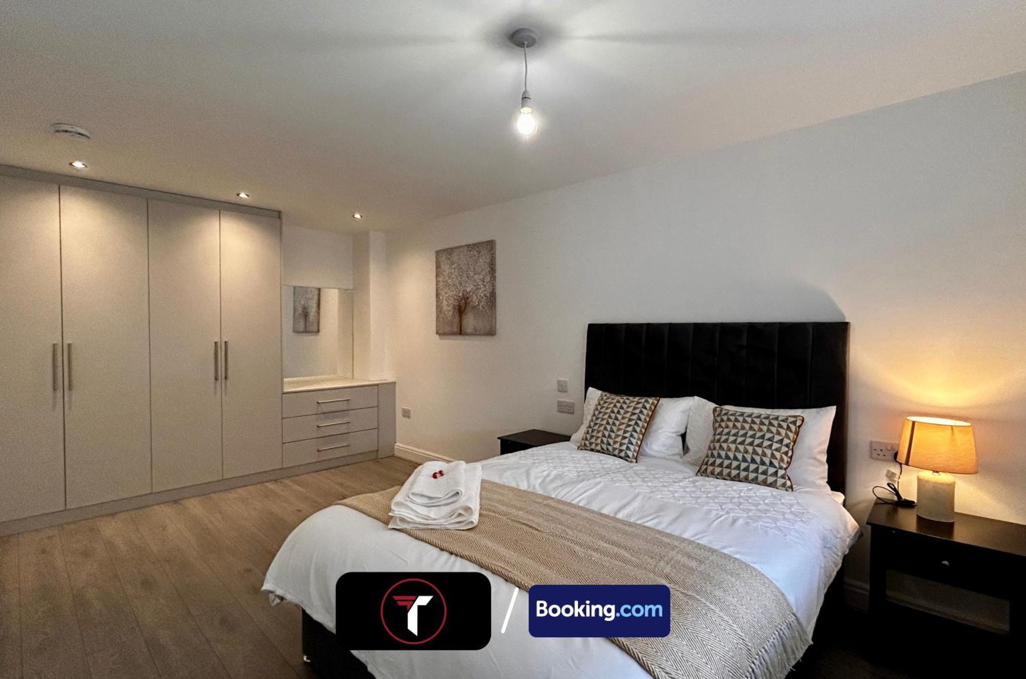 Spacious 4 Bedroom By Tara Stays Short Lets & Serviced Accommodation Aldershot With Free Wifi & Garden Buitenkant foto