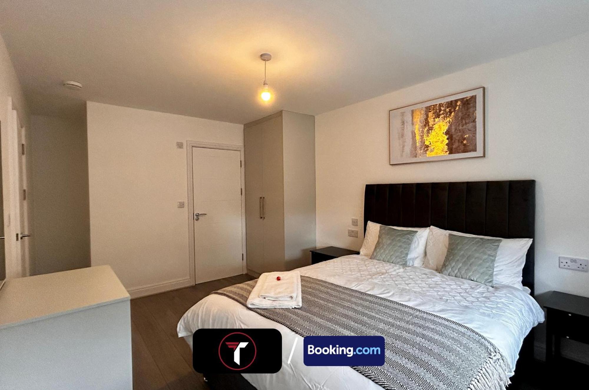 Spacious 4 Bedroom By Tara Stays Short Lets & Serviced Accommodation Aldershot With Free Wifi & Garden Buitenkant foto