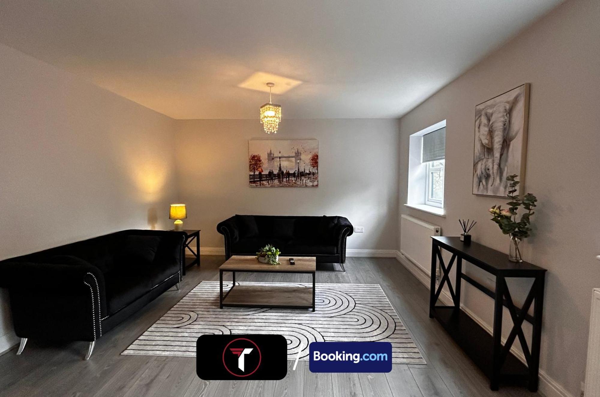 Spacious 4 Bedroom By Tara Stays Short Lets & Serviced Accommodation Aldershot With Free Wifi & Garden Buitenkant foto