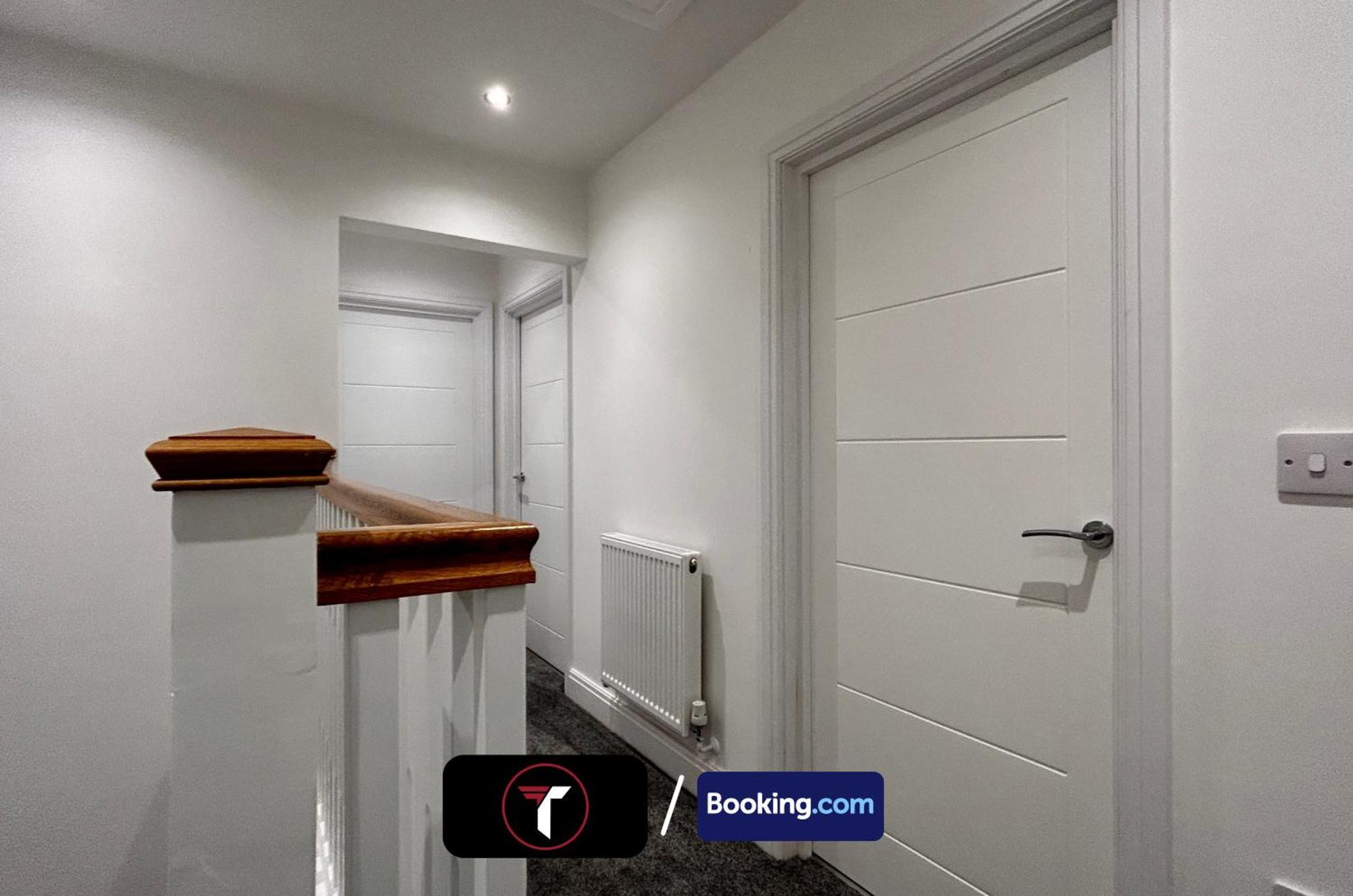 Spacious 4 Bedroom By Tara Stays Short Lets & Serviced Accommodation Aldershot With Free Wifi & Garden Buitenkant foto